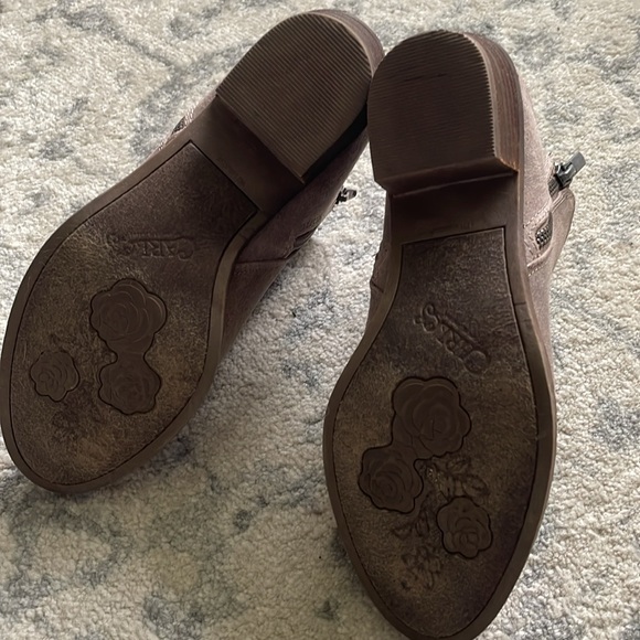 Woman’s Carlos Santana Booties - Picture 8 of 8